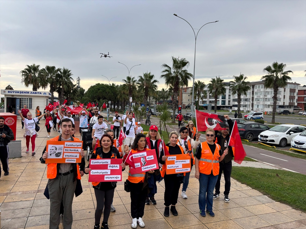LÖSEV Samsun ekibi Cumhuriyet Bayramı'nda 29 metrelik Türk bayrağı açtı