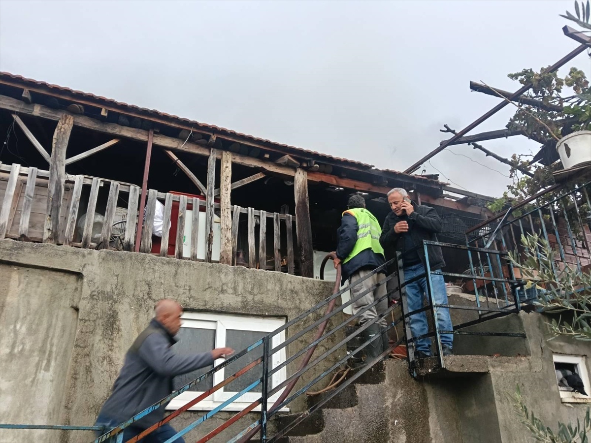 Manavgat'ta şöminede benzinle odun yakılırken çıkan yangında bir kişi yaralandı