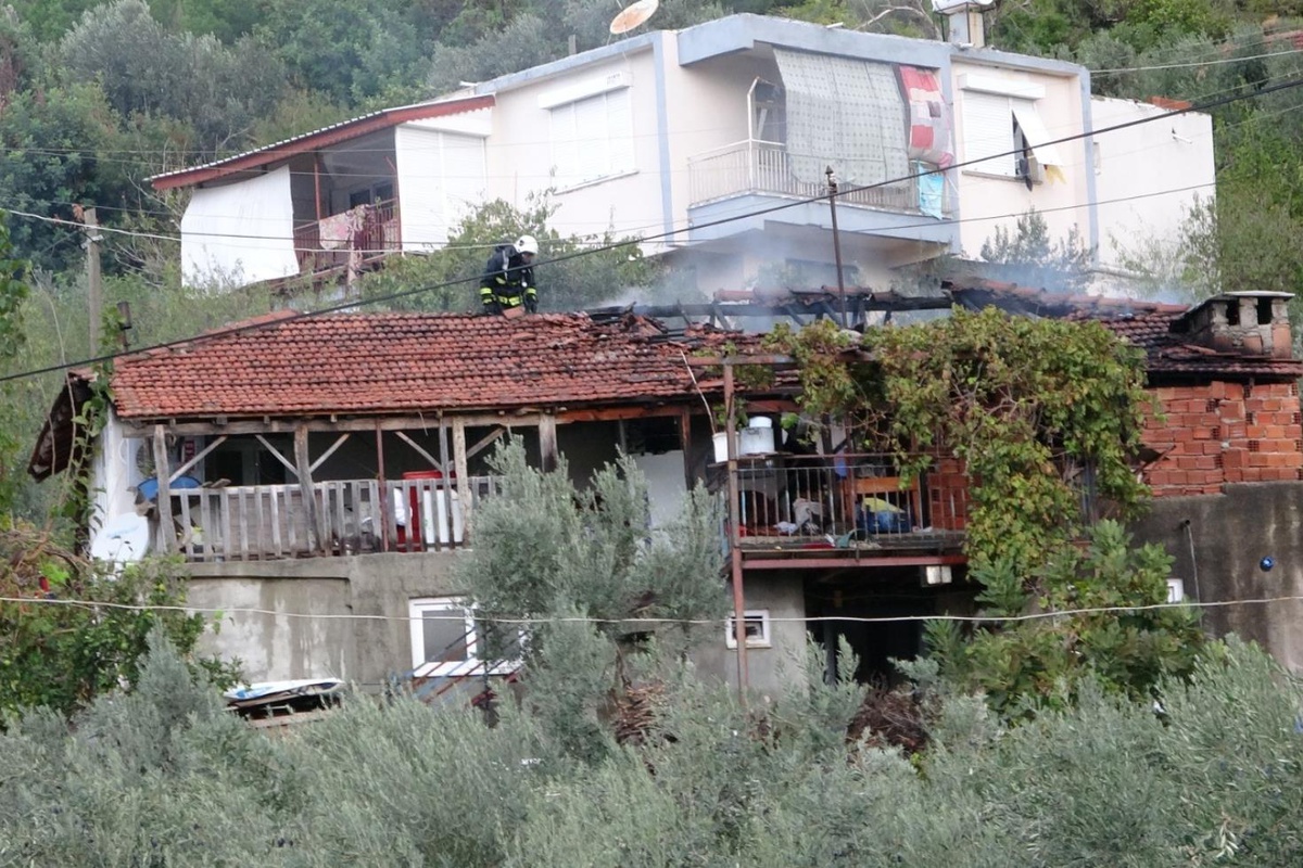 Şöminede benzinle ateş yakmak istedi! Evi kül oldu, kendisi hastanelik