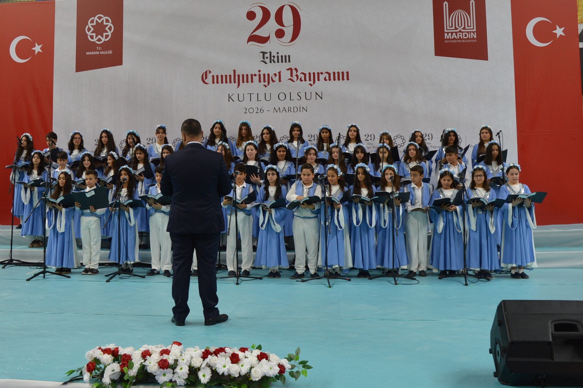 Mardin'de Cumhuriyet coşkusu; çocuk korosundan 4 dilde 'Yar Sabiha' türküsü