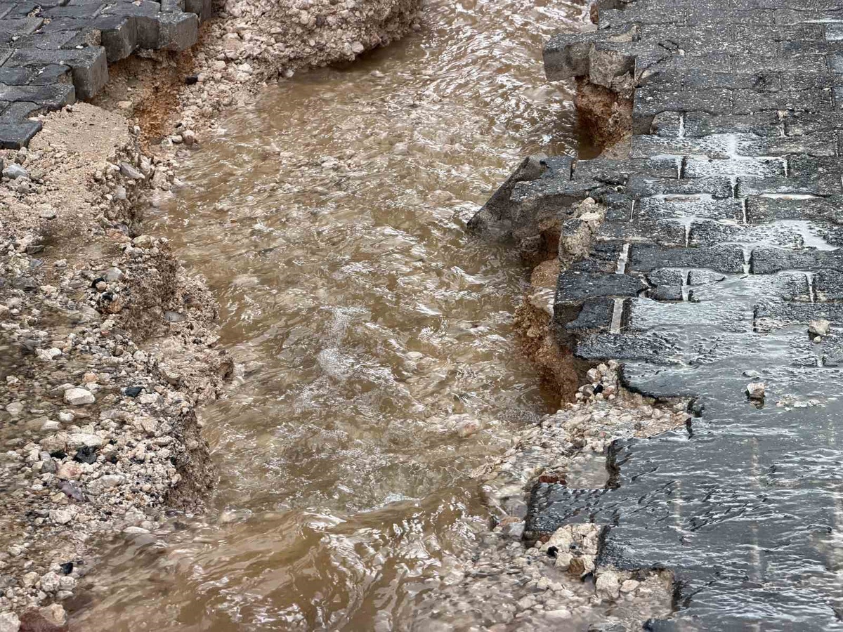 Mardin Mazıdağı'nda şiddetli yağış yollarda hasara yol açtı, araçlar mahsur kaldı