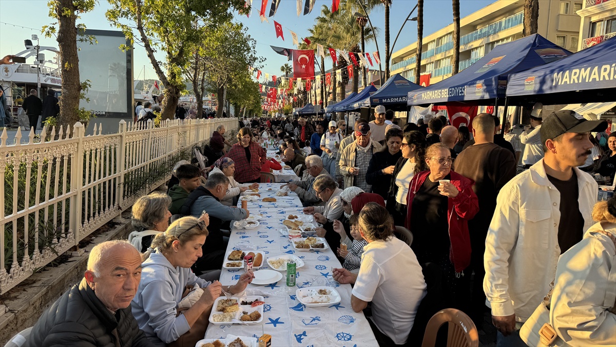Marmaris'te Cumhuriyet'in 103. yılında vatandaşlar Cumhuriyet Sofrası'nda buluştu