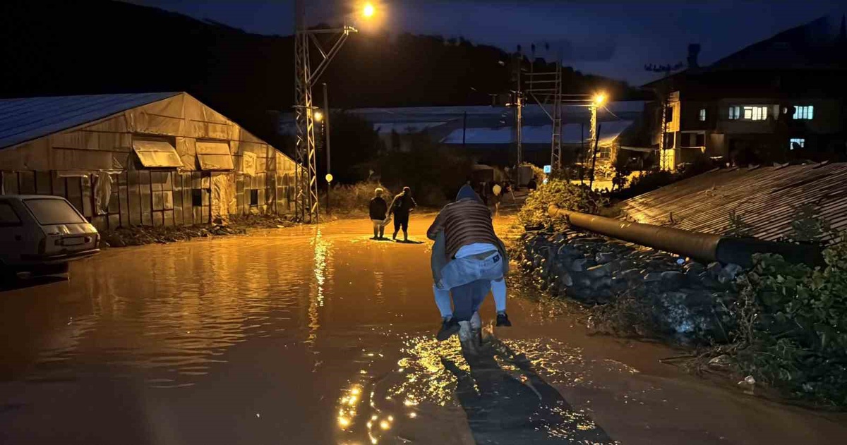 Mersin'de sağanak hayatı aksatırken Bozyazı'da seralar zarar gördü