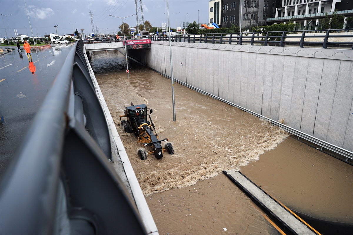 Mersin'de sağanak nedeniyle Hal Katlı Kavşağı su basınca trafiğe kapatıldı