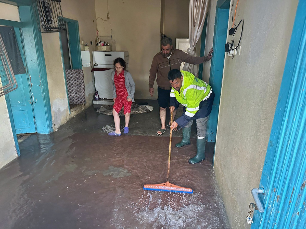 Mersin Erdemli'de etkili sağanakta ev ve iş yerlerini su bastı, araçlar arızalandı