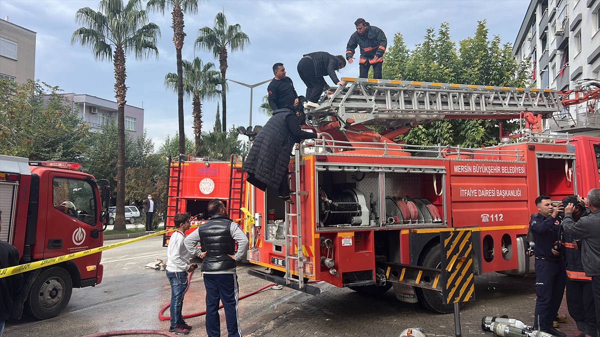 Mersin'de mobilya mağazasında yangın! Dumandan çıkamayan 80 kişi balkonlardan tahliye edildi