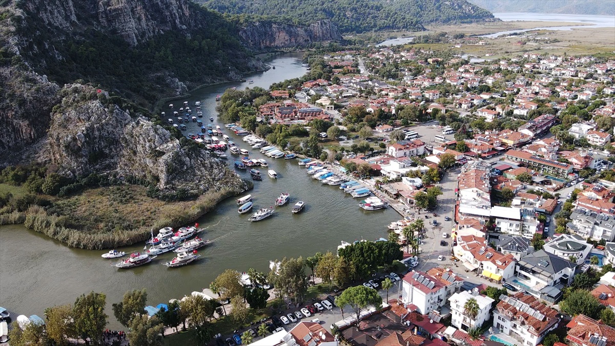 Muğla Ortaca'da 103 tekne Cumhuriyet Bayramı kortejinde Dalyan Kanalı'nda ilerledi