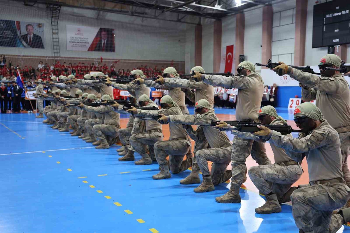 Nevşehir'de at çiftlikleri 29 Ekim'de peribacaları arasında bayraklı gösteri yaptı