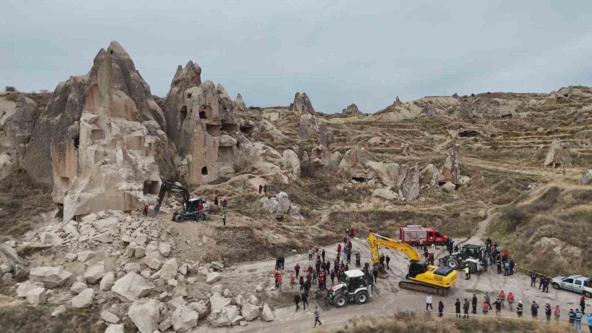 Nevşehir Göreme'de çöken peribacasında ilk bilgiye göre 2 kişi öldü, 1 kişi yaralandı