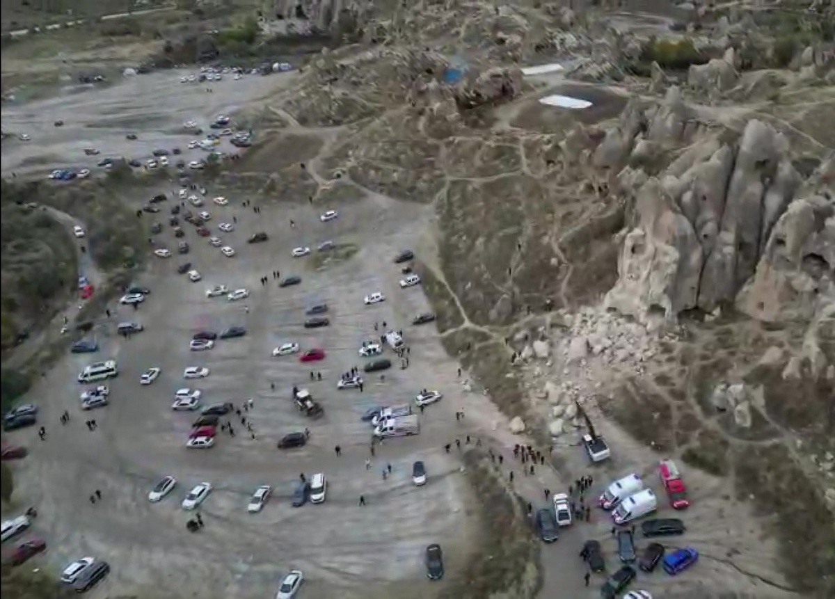 Nevşehir Göreme'de peribacasından kopan kayalar düştü, 2 kişi öldü, 1 kişi yaralandı