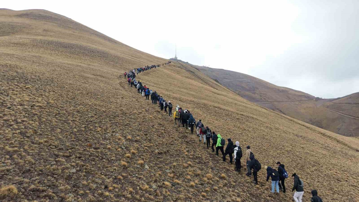 Öğrenciler ve dağcılar Palandöken'de 3 bin 176 metreye Cumhuriyet tırmanışı yaptı