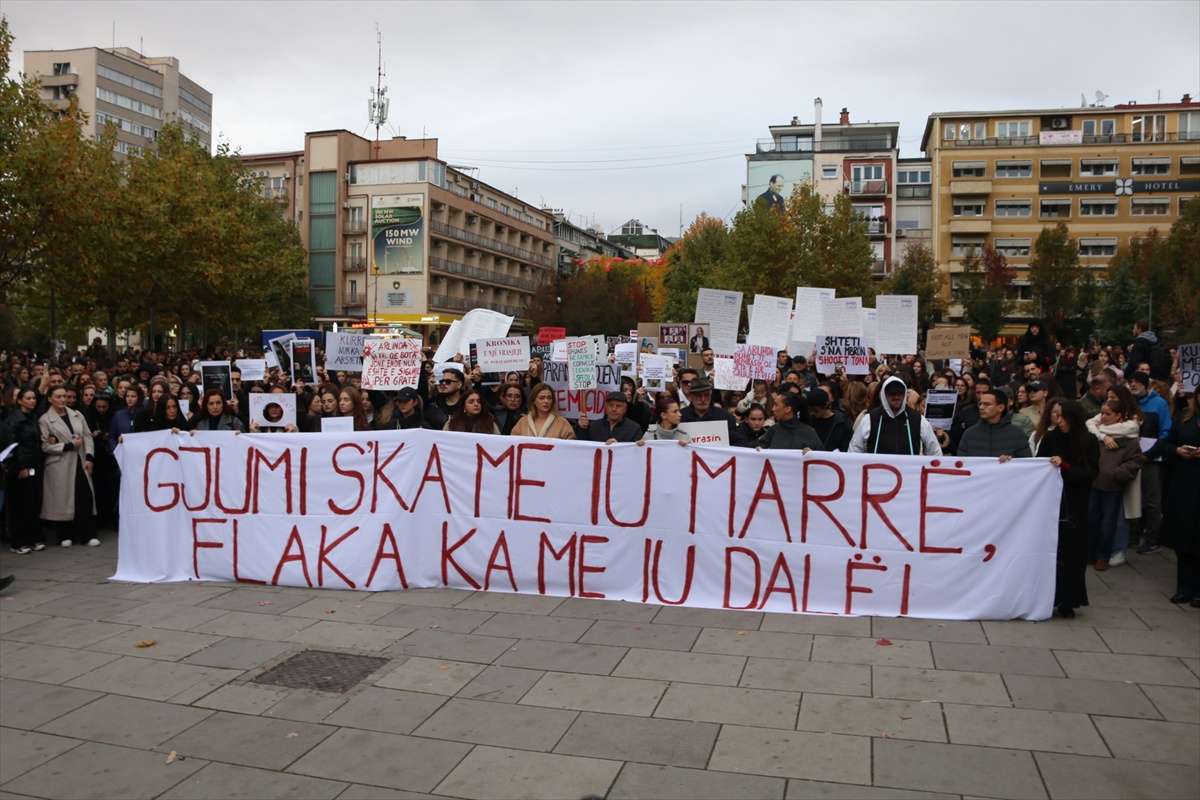 Priştine'de kadın cinayetleri protestosunda adalet ve hükümet binalarına boya atıldı