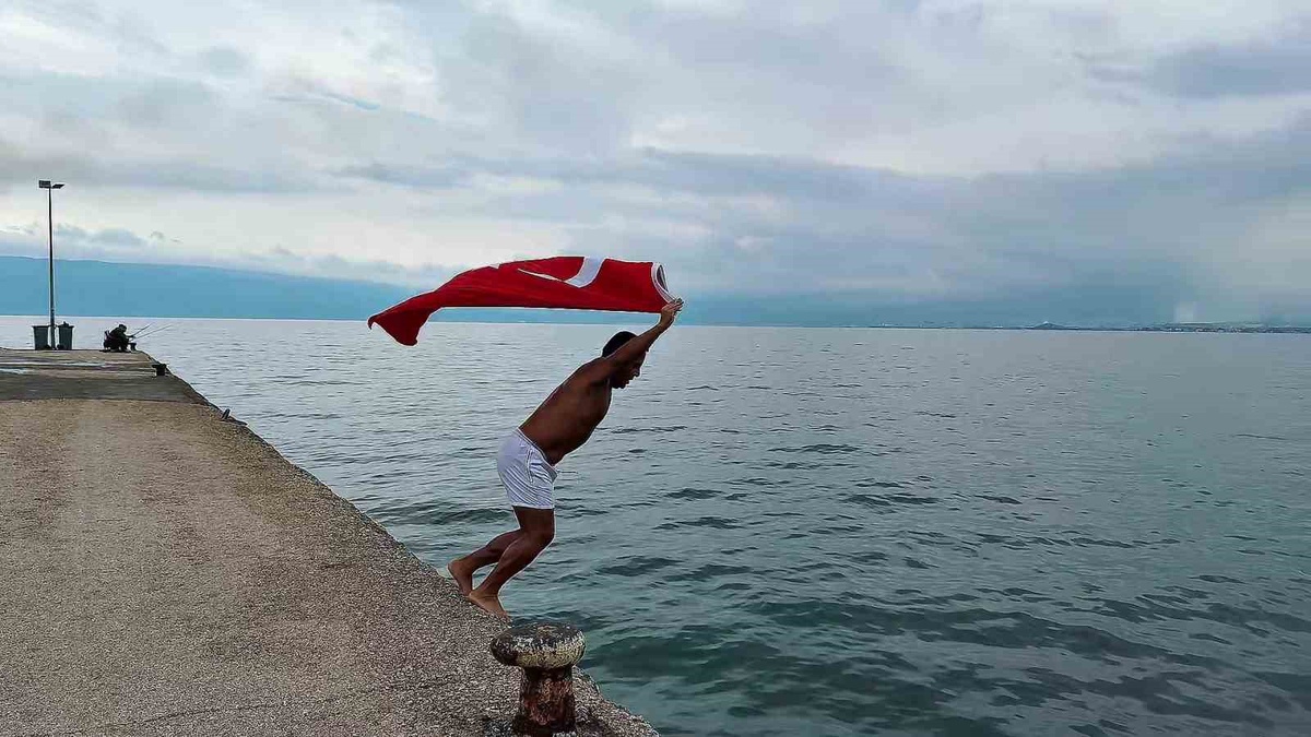 Şahin Sevinç, Gemlik'te soğuk havaya rağmen Türk bayrağıyla denize girdi