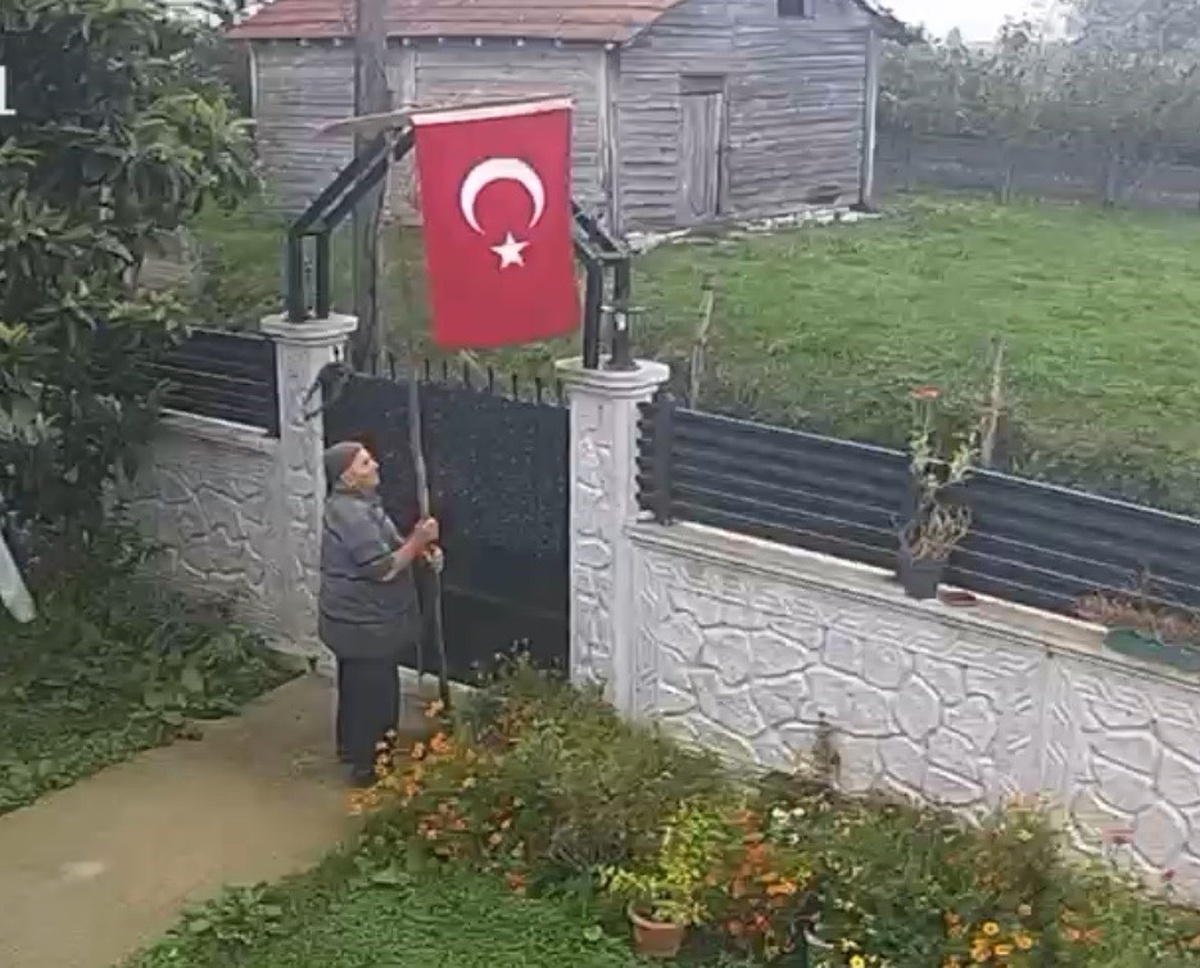 Sakarya Karasu'da yaşlı adam 29 Ekim sabahı bahçe kapısının önüne Türk bayrağı dikti
