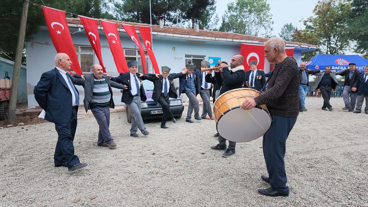 Samsun Bafra Eldavut'ta Cumhuriyet Bayramı'nın 103. yıl dönümü davul zurnayla kutlandı
