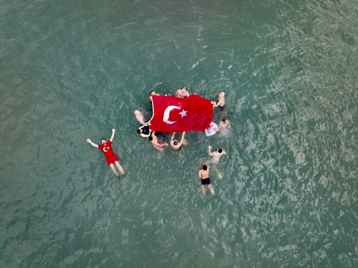 Samsun'da yüzücüler Cumhuriyet'in 103. yıl dönümünde Karadeniz'de Türk bayrağı açtı