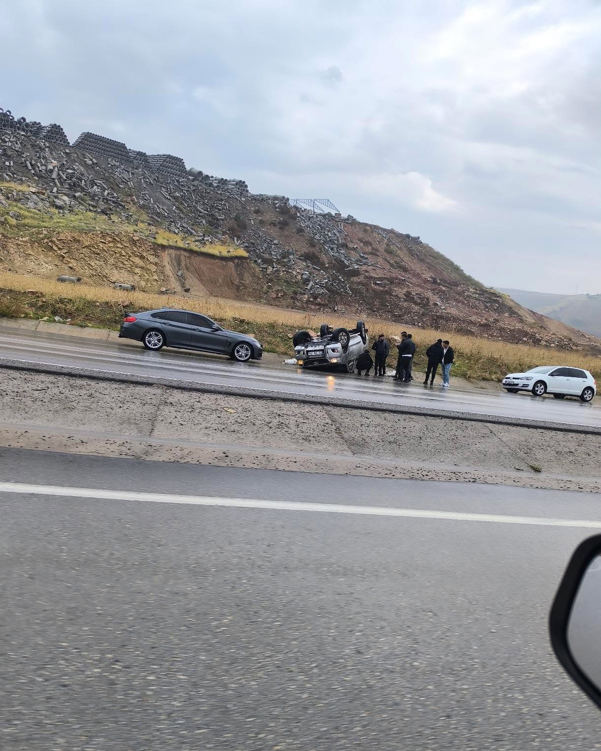 Siirt-Kurtalan karayolunda kaygan yolda takla atan otomobilde 2 kişi yaralandı