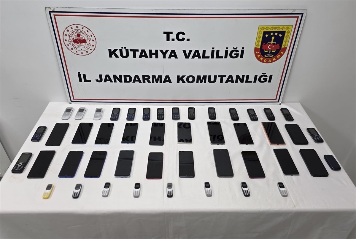 Simav'da jandarma operasyonunda 45 gümrük kaçağı cep telefonu ele geçirildi