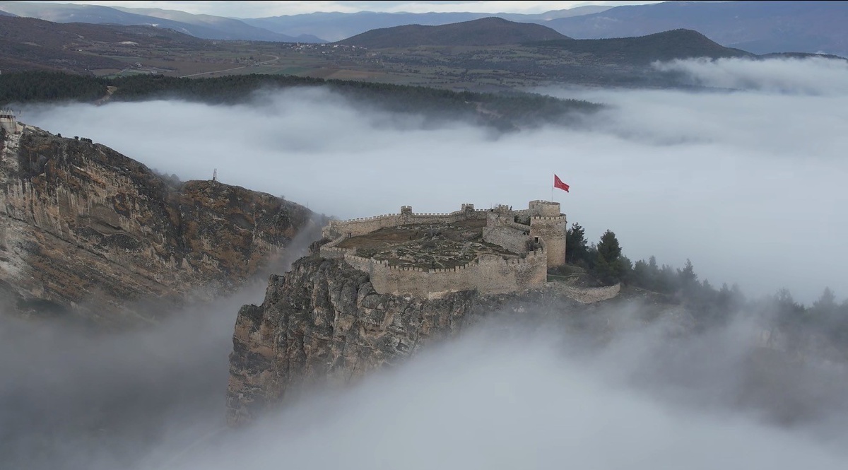 Sinop Boyabat'ta sisin üzerinde kalan kale, Cumhuriyet Bayramı'nda görsel şölen sundu