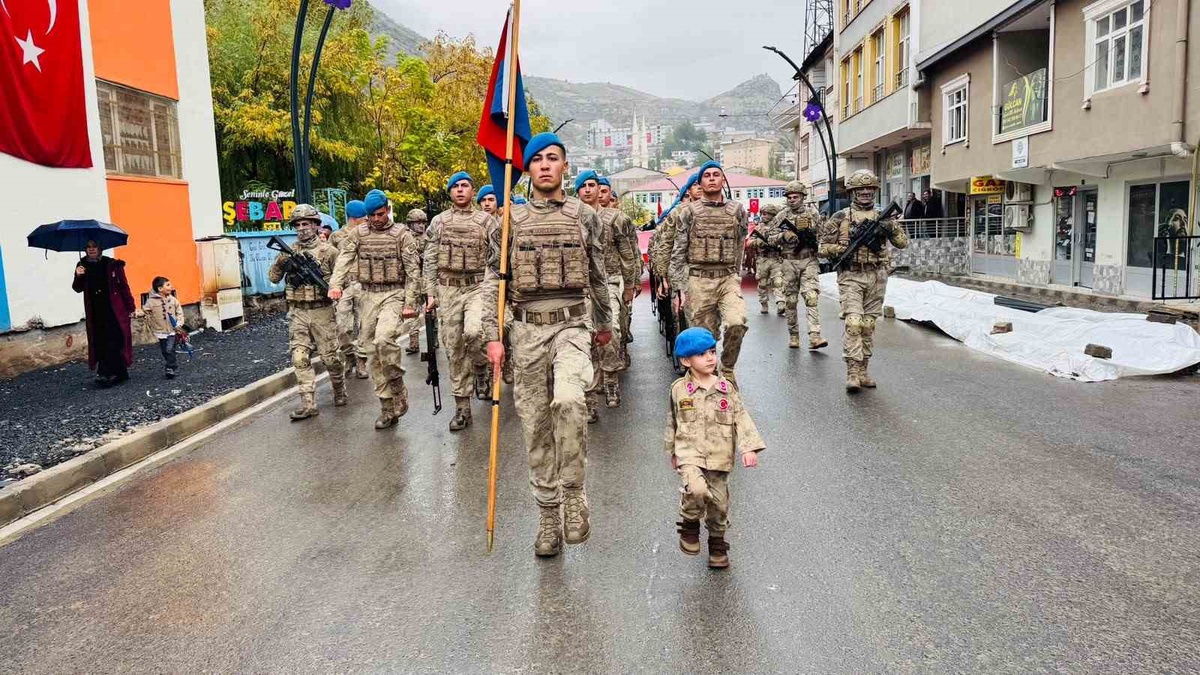 Şırnak Beytüşşebap'ta küçük çocuk yağmurda 5 kilometre askerlerin geçişine eşlik etti