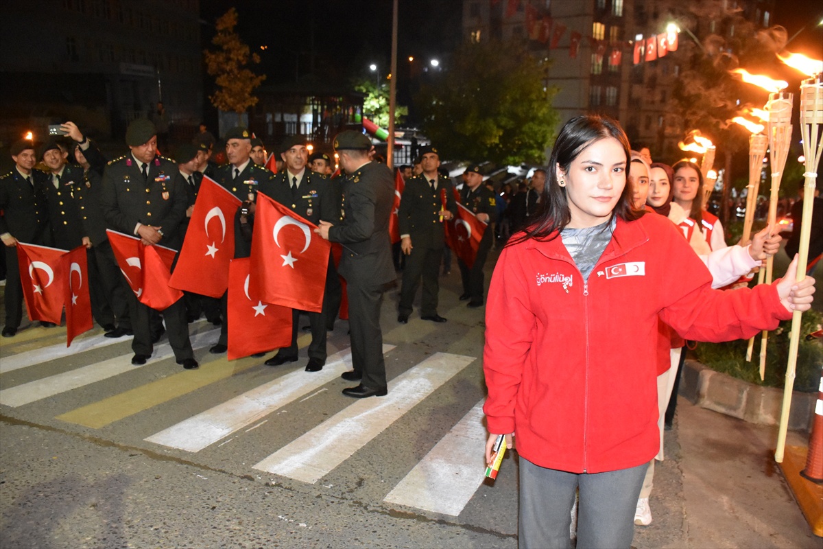 Şırnak'ta 29 Ekim fener alayında 103 metrelik Türk bayrağı açıldı