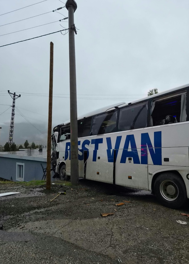 Şırnak'ta yolcu otobüsü TIR ile çarpıştıktan sonra eve çarptı, 15 yaralı