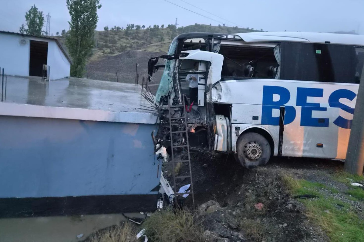 Şırnak’ta yolcu otobüsü ile TIR çarpıştı: 1 ölü, 14 yaralı