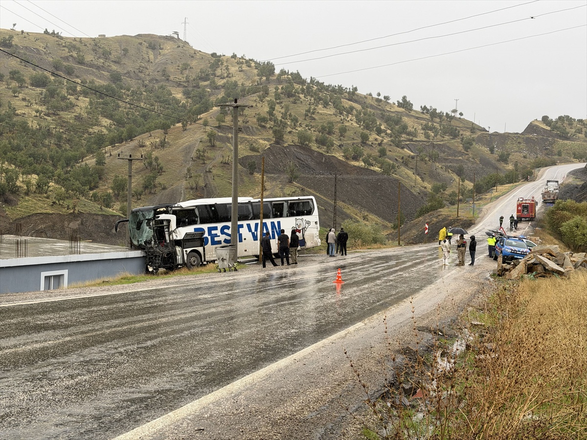 Şırnak Uludere'de yolcu otobüsü tırla çarpışıp eve çarptı, 15 yaralıdan biri ağır