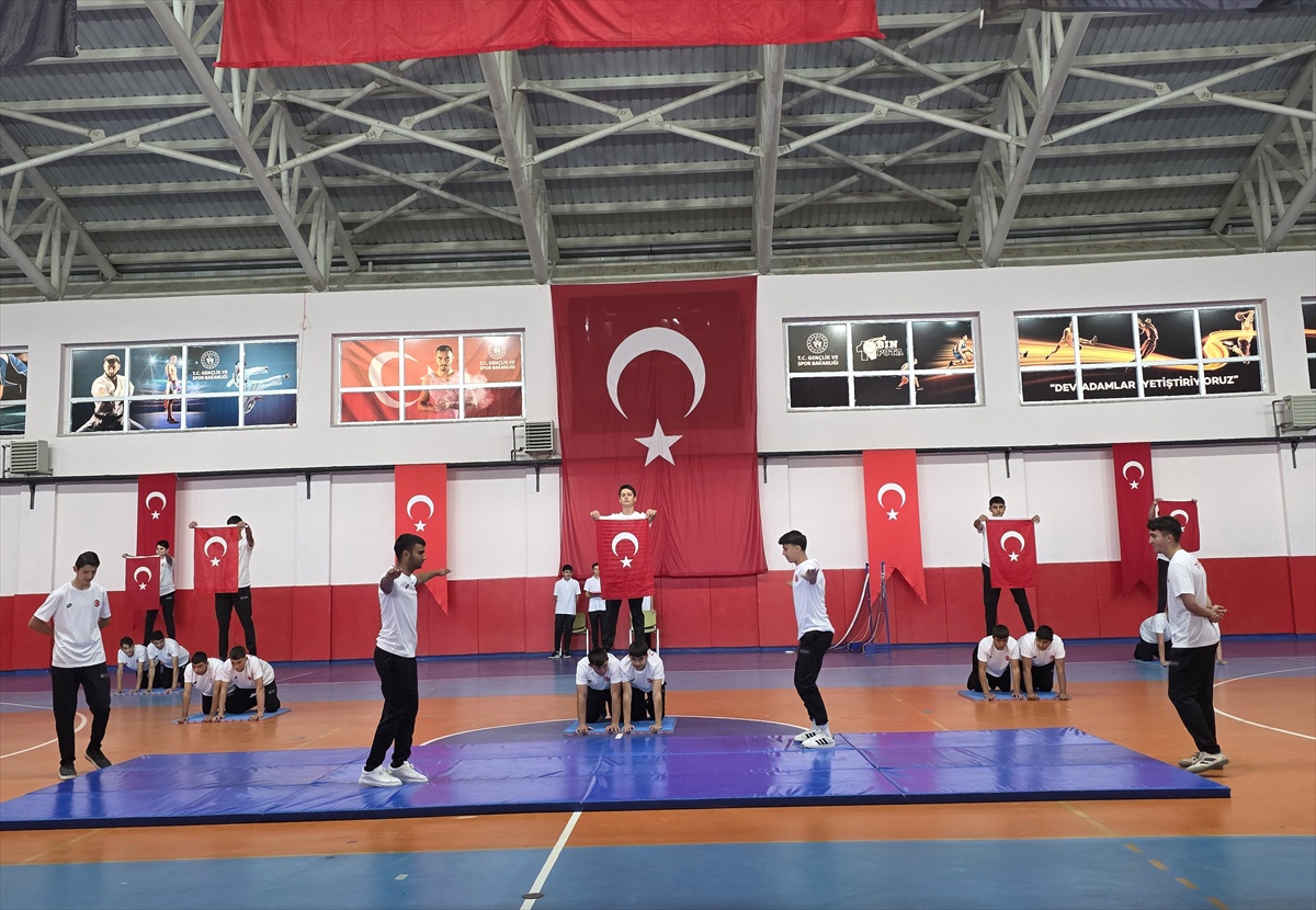 Sivas'ın Hafik, Ulaş ve Zara ilçelerinde Cumhuriyet Bayramı kutlandı
