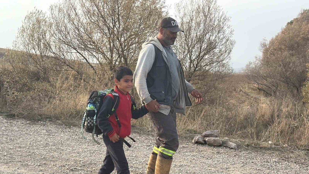 Sivas Kangal'da Kaymakamlık engelli öğrenci için 5 kilometrelik yolu iyileştiriyor