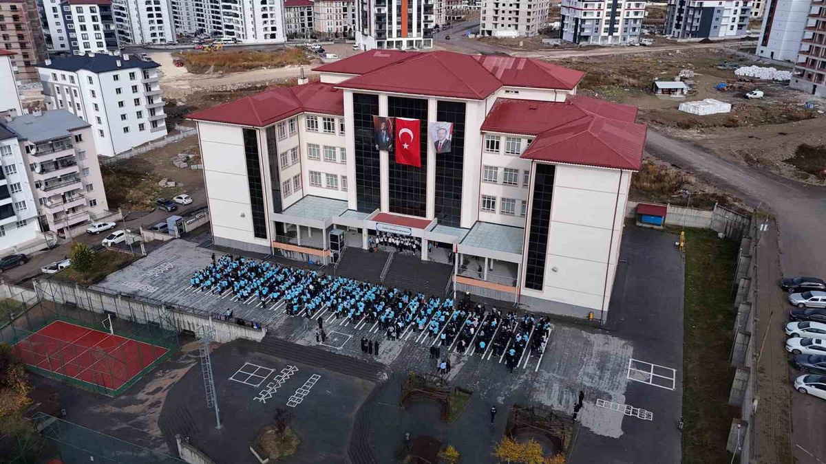 Sivas’ta 850 öğrenci coşkuyla Cumhuriyet şarkıları söyledi