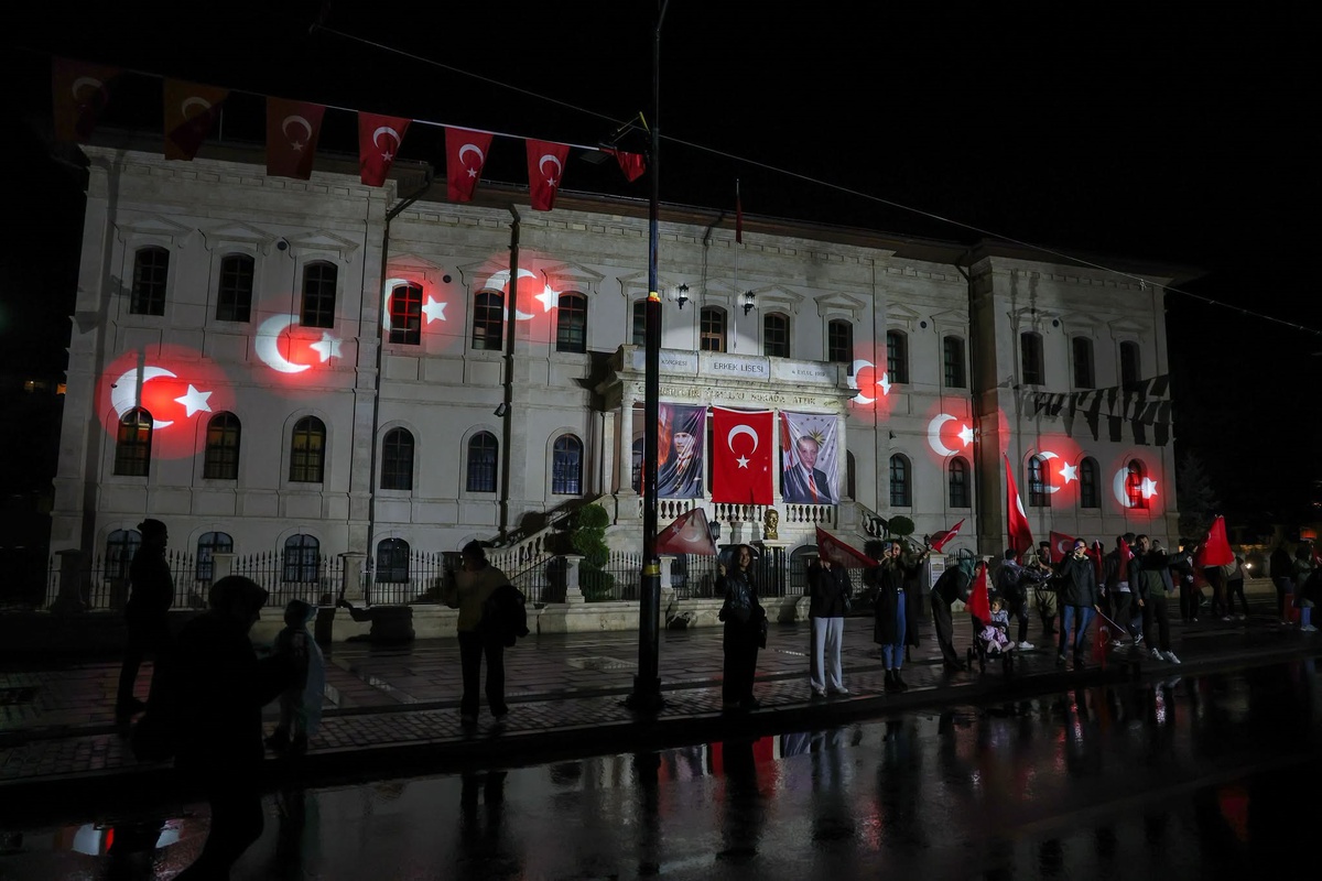 Sivas'ta Cumhuriyet'in 103. yıl dönümü kortej yürüyüşü ve havai fişeklerle kutlandı