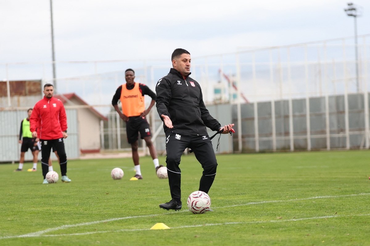 Sivasspor'un teknik direktörlük koltuğuna Çağdaş Çavuş sezon sonuna kadar oturacak