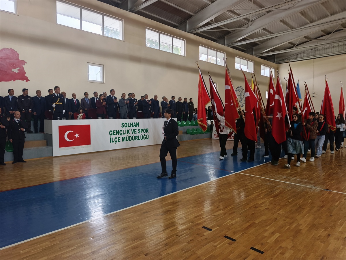 Solhan'da 29 Ekim Cumhuriyet Bayramı, çelenk ve öğrenci gösterileriyle kutlandı