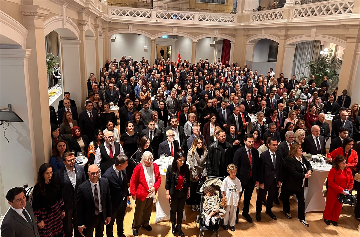 Stockholm'de Cumhuriyet'in 103. yılı resepsiyonunda Büyükelçi Karakoç konuştu
