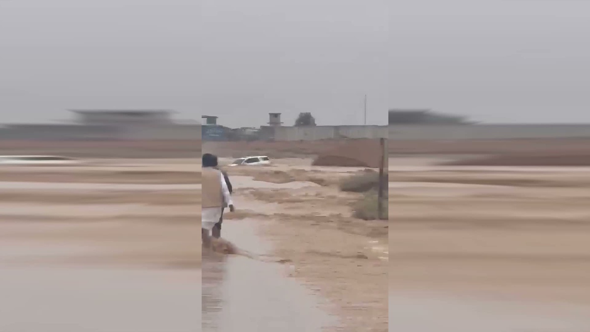 Suriye'nin Rakka vilayetinde selde bir kişi öldü, ailenin aracı sürüklendi