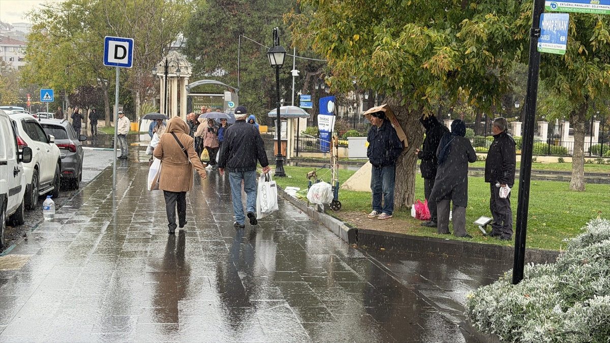 Tekirdağ'da sağanak nedeniyle su birikintisi oluştu, Kırklareli'nde 13 derece ölçüldü