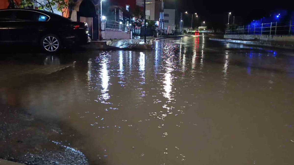 Tekirdağ Süleymanpaşa'da sağanak nedeniyle Çay ve Ataç sokakları suyla kaplandı