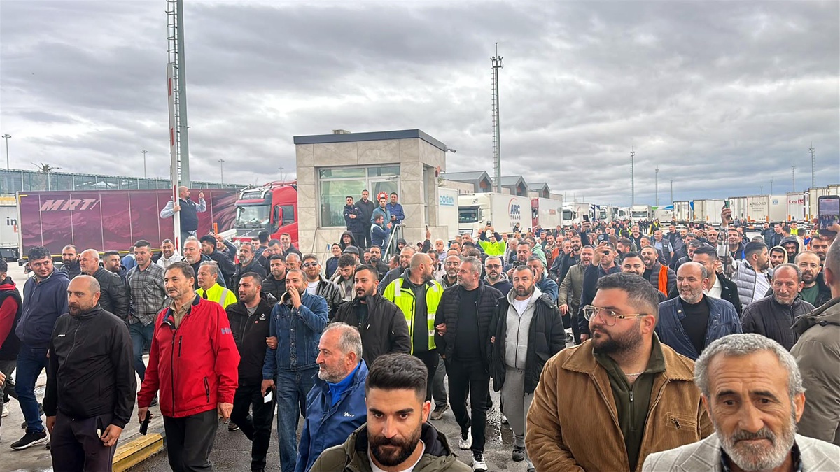 TIR şoförleri Schengen vize sorunu için Edirne'deki sınır kapılarında kontak kapattı