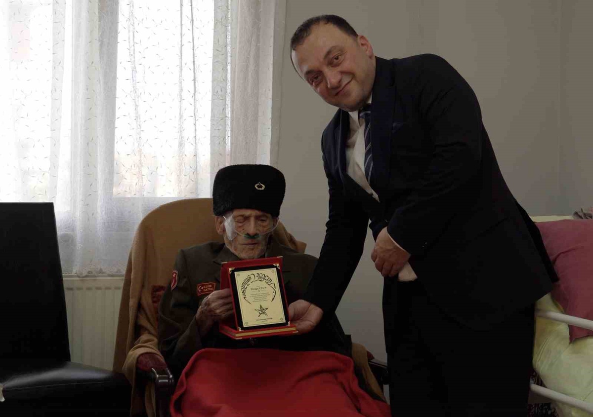 Trabzon'da akademisyenler 103 yaşındaki Kore gazisi Uzun'u ziyaret etti