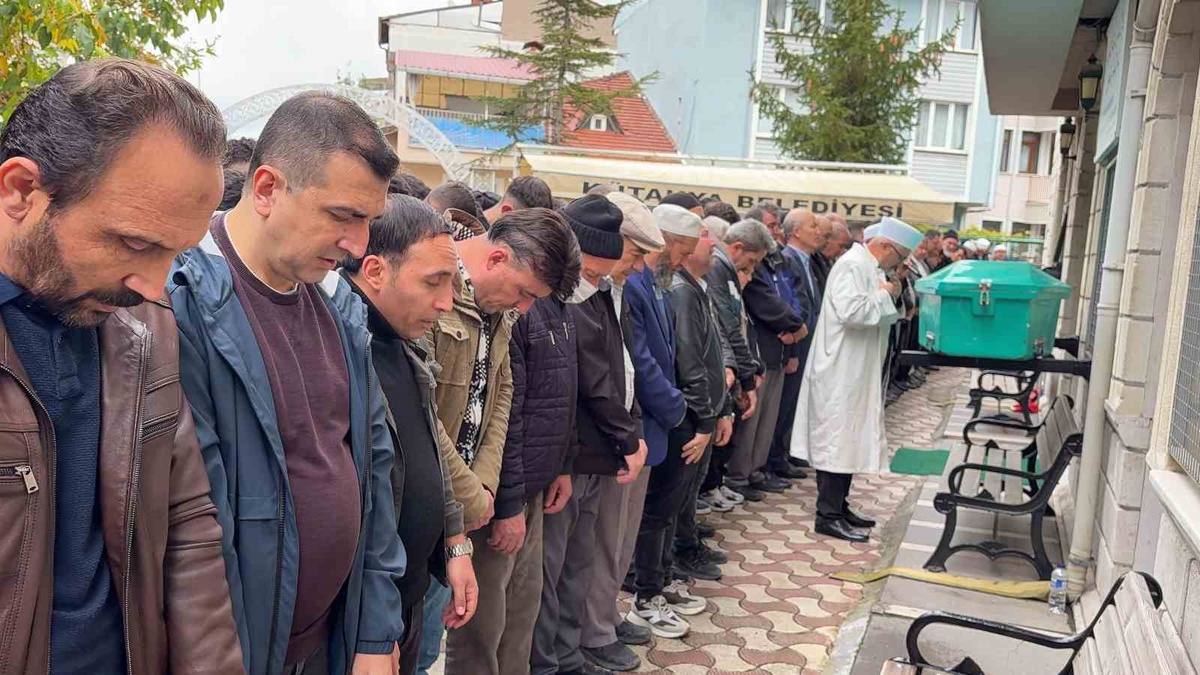 Trenin çarptığı 18 yaşındaki gencin cenazesi Kütahya’da toprağa verildi