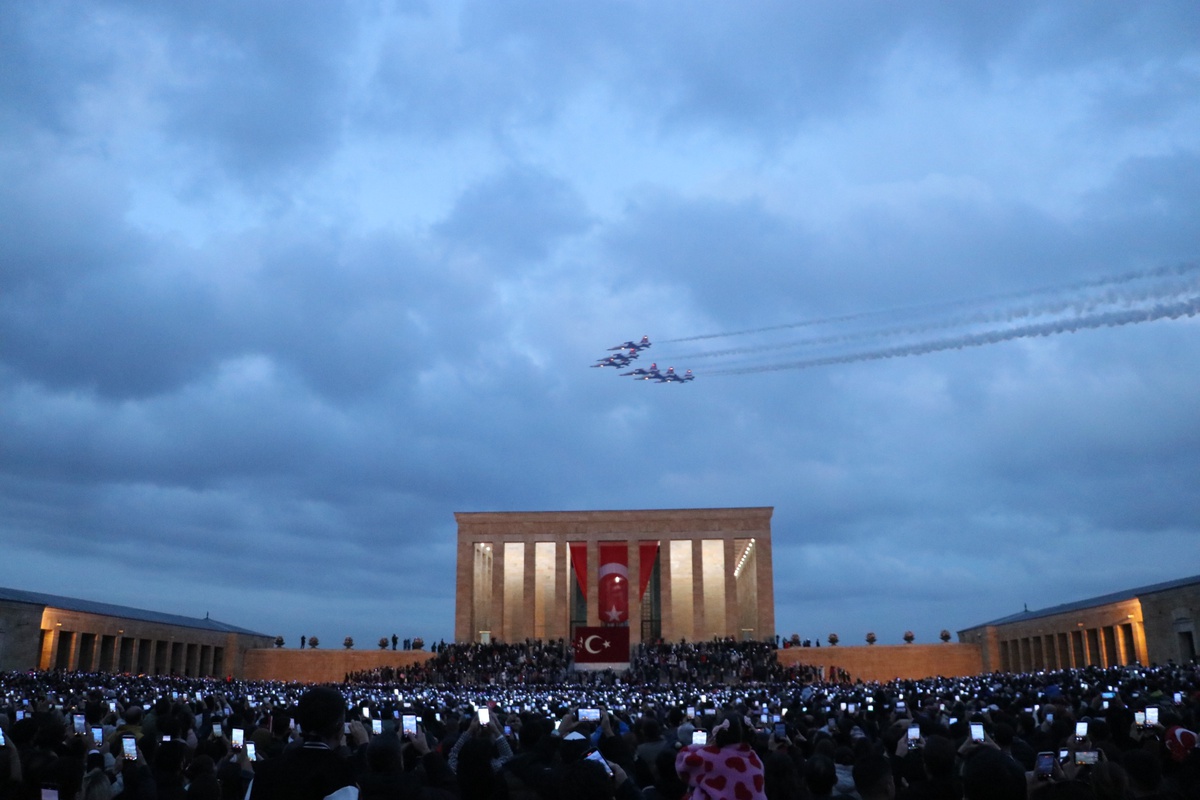 Türk Yıldızları Akrobasi Timi, 29 Ekim'de Anıtkabir üzerinde saygı uçuşu yaptı