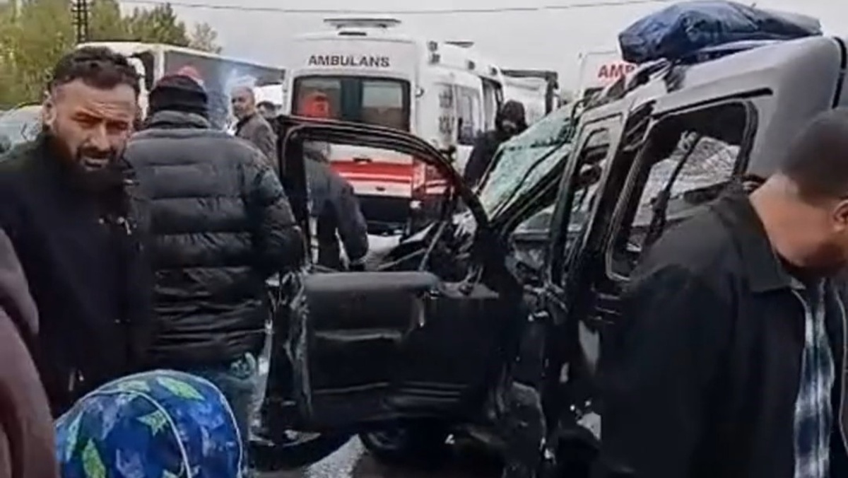 Van Muradiye'de tırla hafif ticari araç çarpıştı, 2 kişi yaralandı