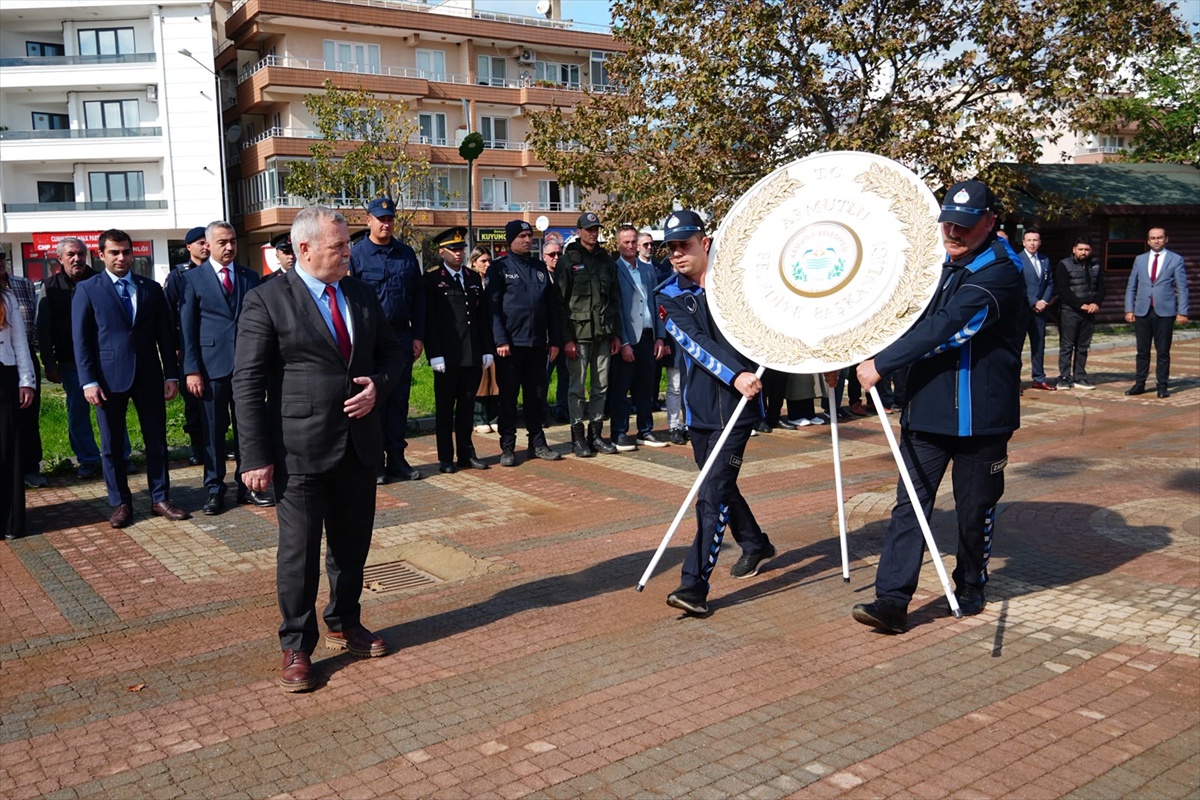 Yalova Armutlu'da Cumhuriyet'in 103. yıl dönümü kutlaması çelenk sunumuyla başladı