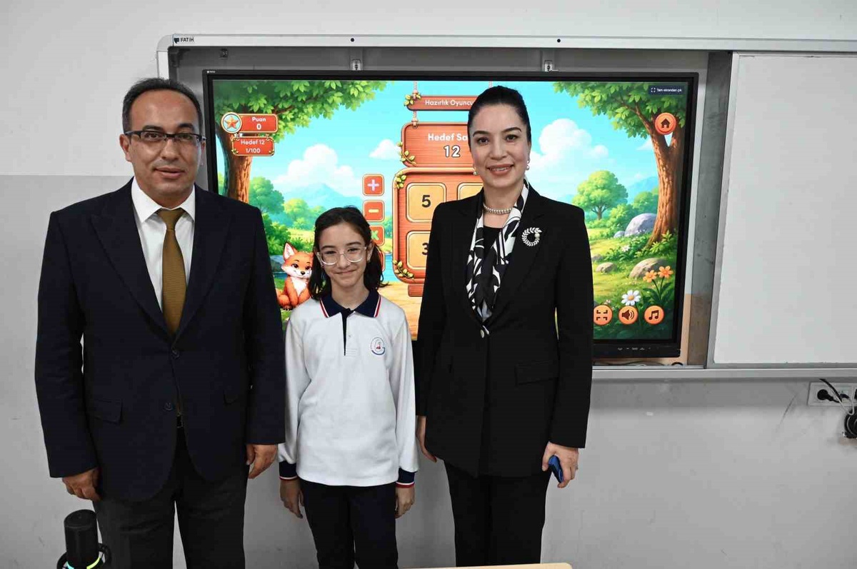 Yenilenen EBA, Aydın Efeler'deki Gazipaşa Ortaokulu'nda tanıtıldı