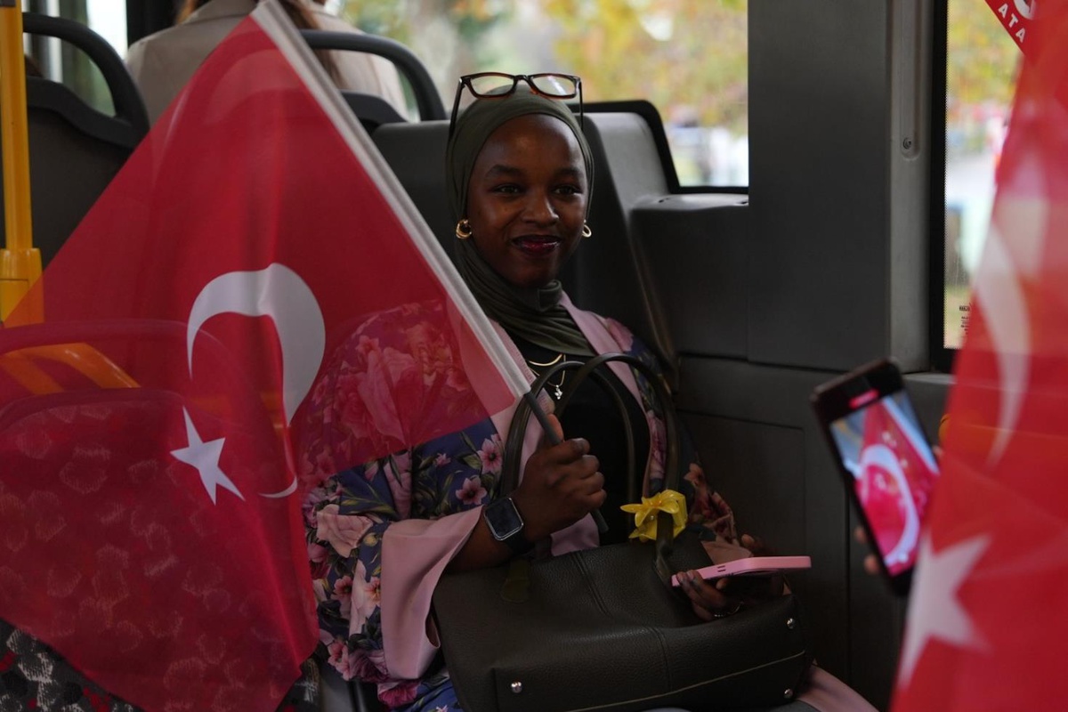 Otobüste yolculara 29 Ekim sürprizi! Korku yerini gurura bıraktı