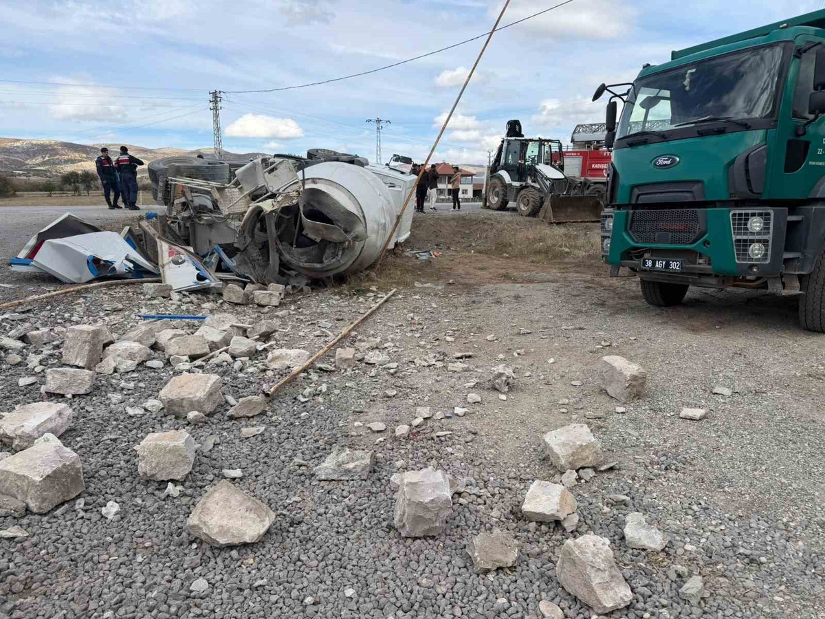 Yozgat Kadışehri'nde devrilen beton mikseri metrelerce sürüklendi, sürücü yaralandı