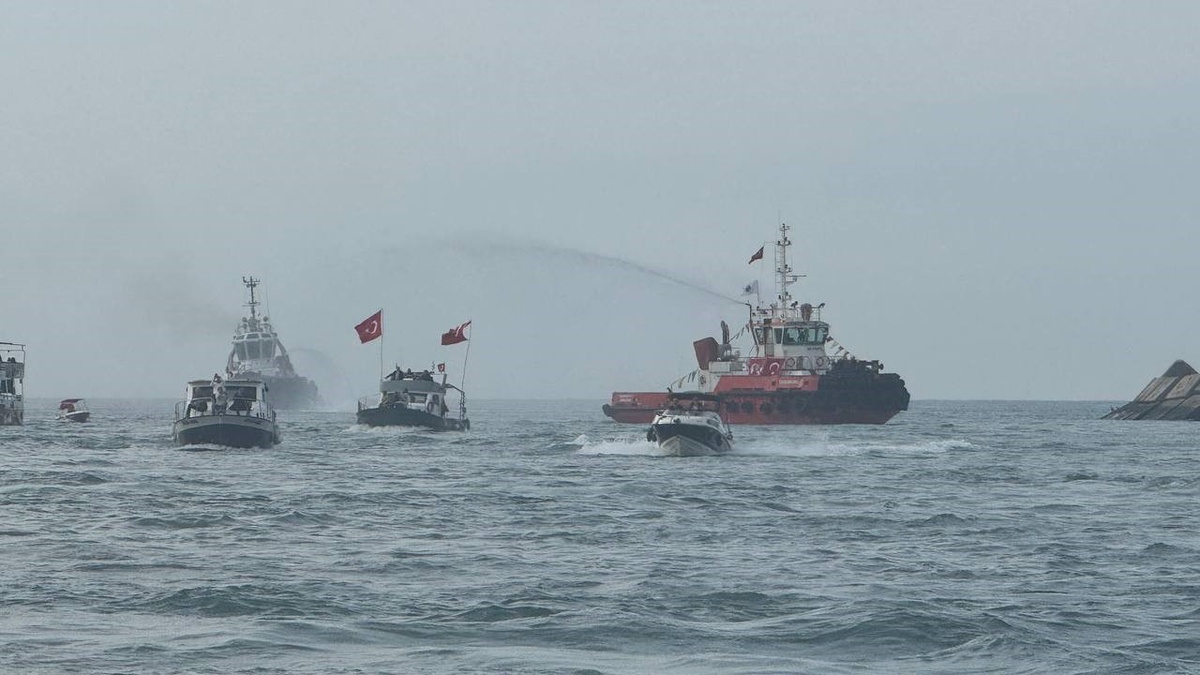 Zonguldak'ta Cumhuriyet'in 103. yıl dönümü bayraklı deniz gösterisiyle kutlandı