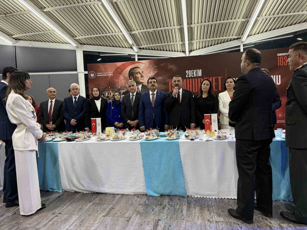 Zonguldak Valisi Hacıbektaşoğlu, 29 Ekim resepsiyonunda 103. yılı kutladı