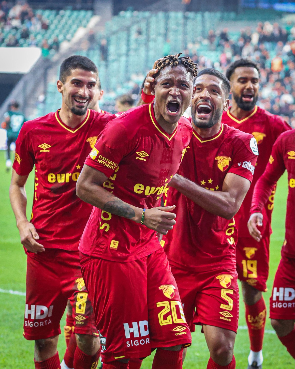 12 puanla üst sıralara tırmanan Göztepe yarın Fenerbahçe'ye konuk olacak